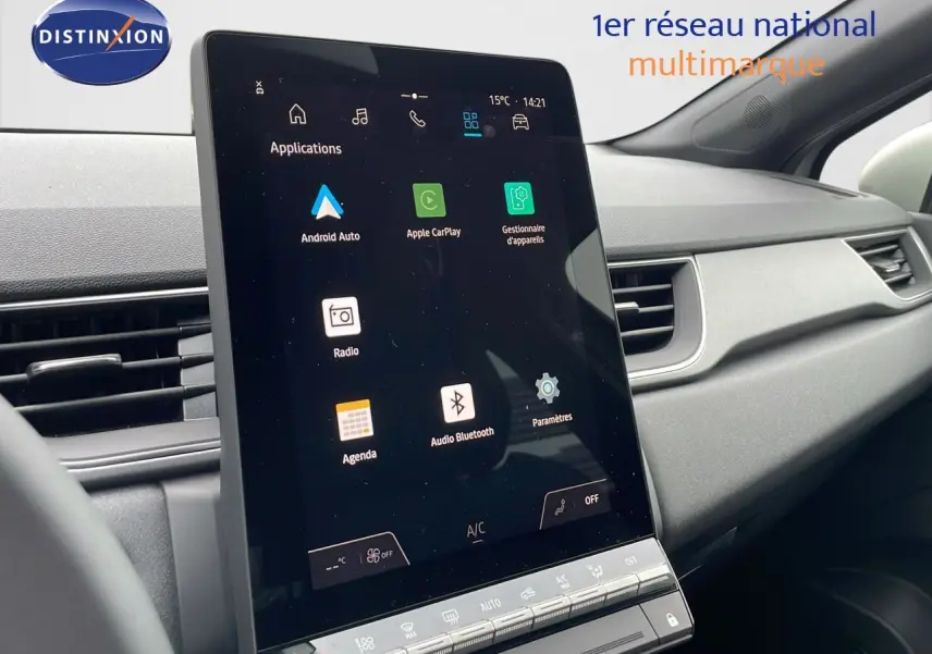 Écran tactile central du tableau de bord du Renault Captur E-Tech 2025, avec interface Android Auto et Apple CarPlay visible.