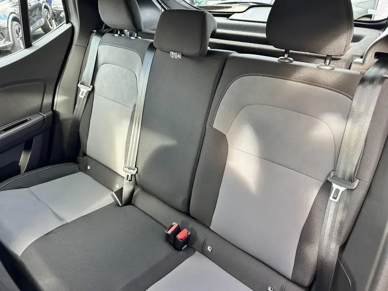 Vue intérieure des sièges arrière bicolores gris clair et noir du Dacia Sandero Stepway Extreme 2025.