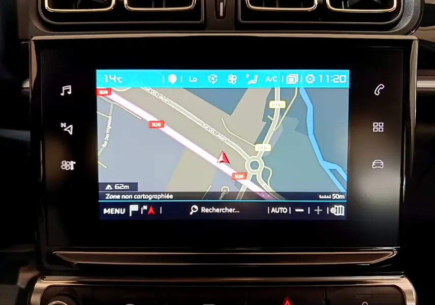 Écran tactile de navigation 7 pouces dans le tableau de bord noir d'une Citroën C3 blanche 2019 vue en gros plan.