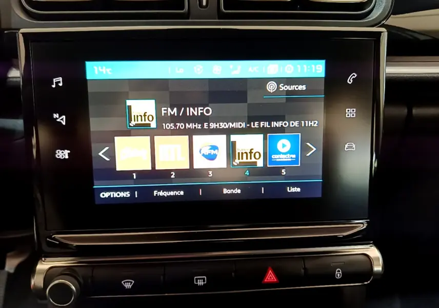 Écran tactile central affichant la radio FM dans l'habitacle noir du Citroën C3 Shine Business 2019.