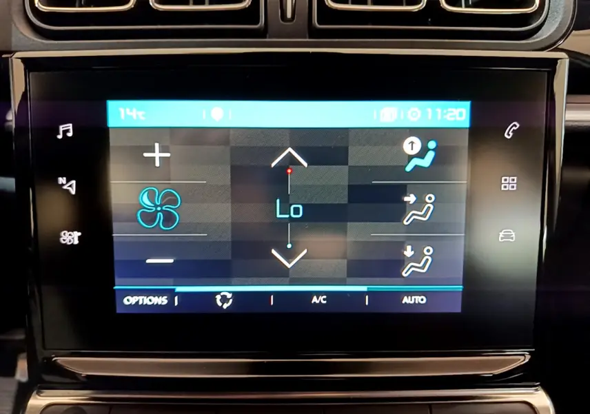 Écran tactile central de la Citroën C3 2019 affichant les réglages de climatisation en mode automatique.