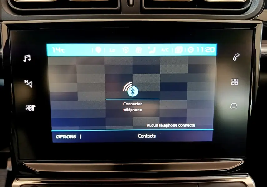 Écran tactile central de la Citroën C3 blanche 2019 affichant la connexion Bluetooth pour téléphone.