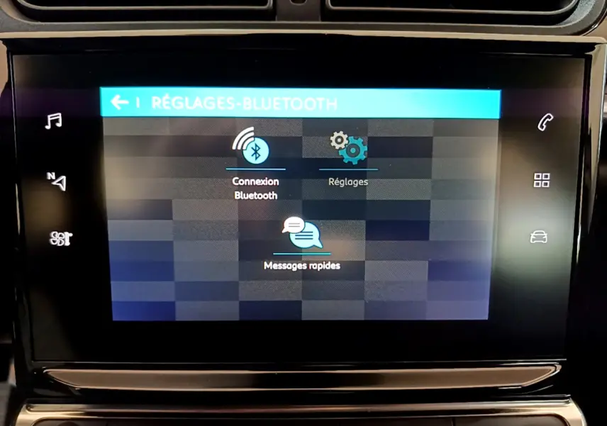 Écran tactile central de la Citroën C3 blanc affichant les réglages Bluetooth avec icônes et menu en français.