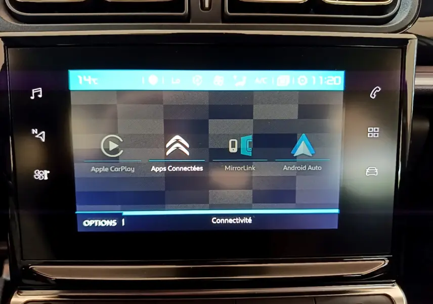 Écran tactile central affichant les options Apple CarPlay et Android Auto dans une Citroën C3 blanche de 2019.