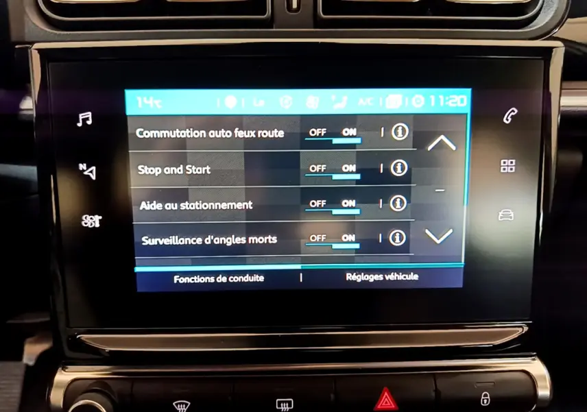 Écran tactile central affichant les réglages d’aide à la conduite dans l’habitacle noir d’une Citroën C3 blanche