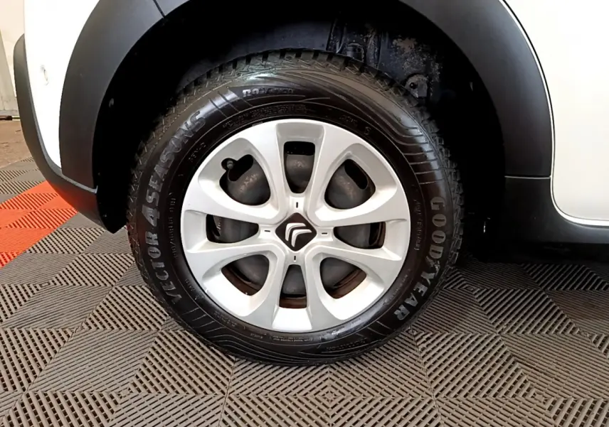 Gros plan sur la roue avant droite blanche d'une Citroën C3 2019 avec jante en alliage et pneu Goodyear.
