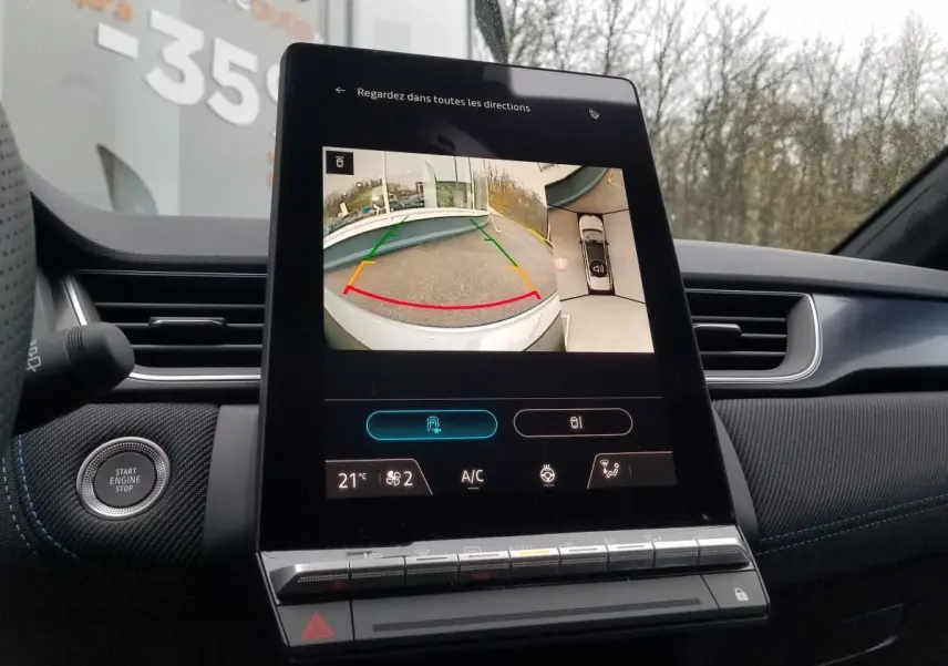 Écran central tactile du Renault Captur 2025 montrant la caméra de recul et l'affichage de la climatisation.