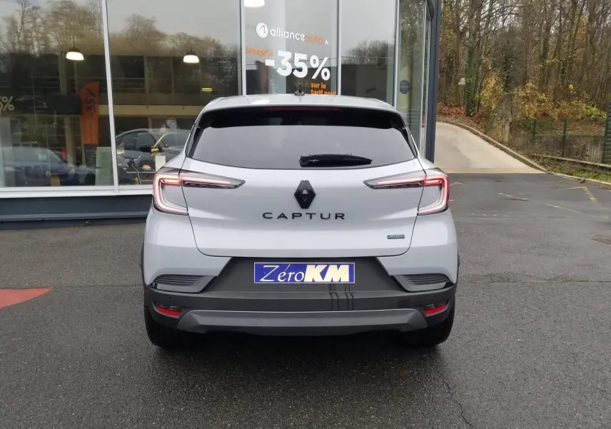Vue arrière du Renault Captur gris Rafale 2025 avec feux LED caractéristiques et vitres arrière surteintées.