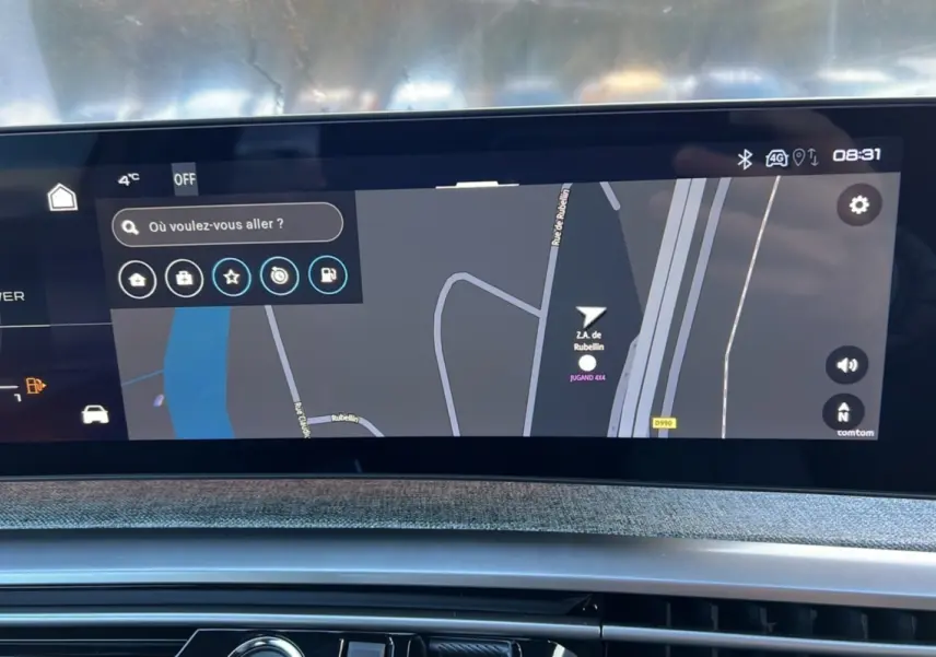 Écran tactile central du tableau de bord du Peugeot 3008 Hybrid 2025 affichant la navigation GPS.