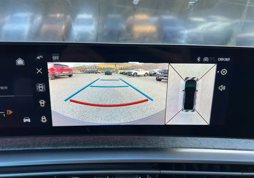 Écran multimédia du Peugeot 3008 Hybrid 145 GT Alcantara montrant la caméra de recul et la vue 360° en stationnement.
