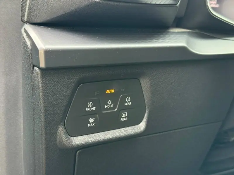 Gros plan sur les commandes d’éclairage et de désembuage intérieur noir du tableau de bord d’une CUPRA Formentor 2025.