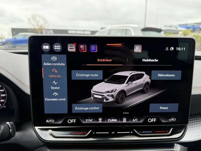 Écran tactile intérieur montrant une vue 3/4 avant droite virtuelle d’un CUPRA Formentor blanc.