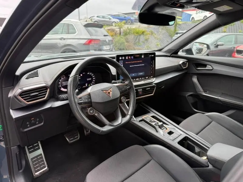 Vue intérieure côté conducteur de la CUPRA Formentor 2025, volant cuir multifonction et écran tactile central.