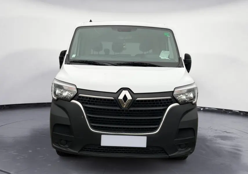 Vue de face du Renault Master Châssis Cabine blanc 2023 avec calandre noire et logo Renault central.