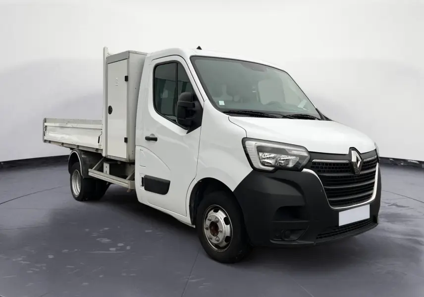 Renault Master Châssis Cabine blanc en 3/4 avant droit, avec benne, coffre latéral et roues jumelées arrière.