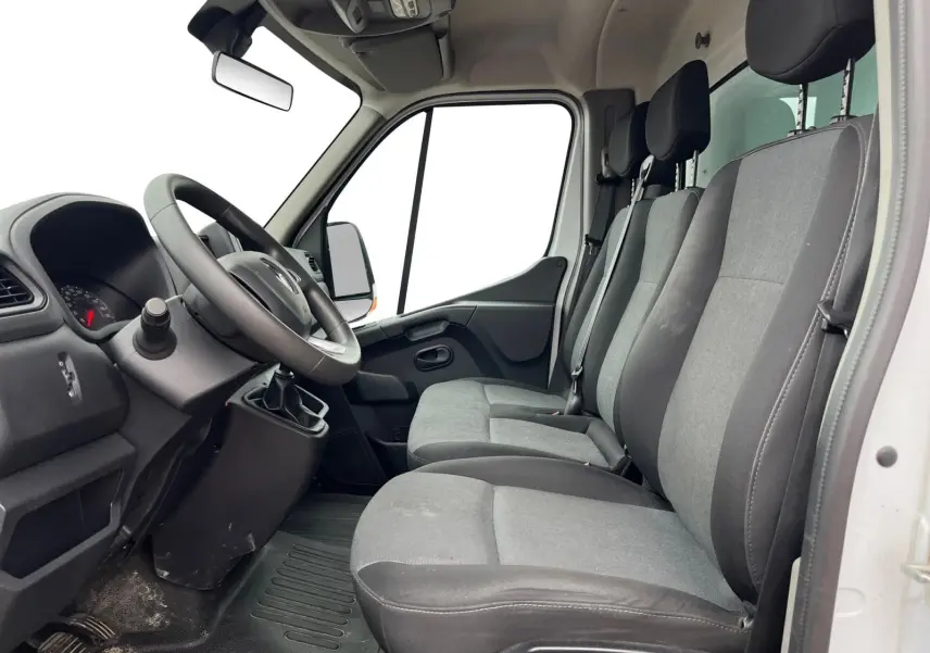 Vue intérieure côté conducteur du Renault Master Châssis Cabine 2023, montrant les sièges gris et la console noire.