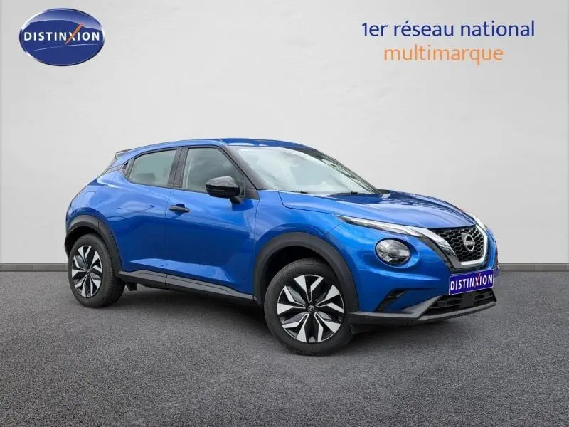 Nissan Juke 2025 bleu magnétique en 3/4 avant droit, avec phares LED ronds et jantes distinctives.