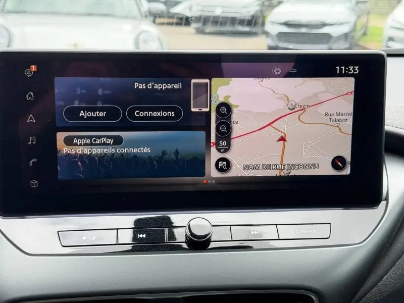 Écran tactile central du tableau de bord du Nissan Juke 2025 affichant navigation et options connectivité.
