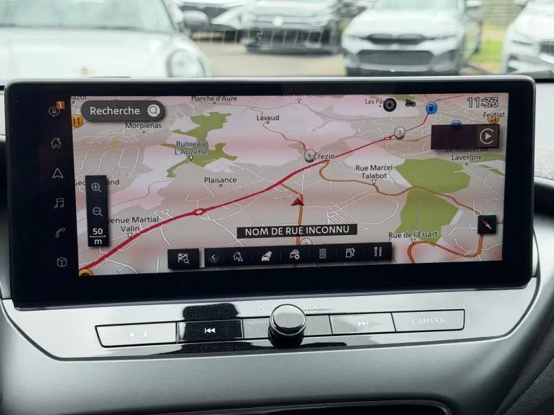 Écran tactile central du Nissan Juke 2025 affichant la navigation avec carte et itinéraire en cours.