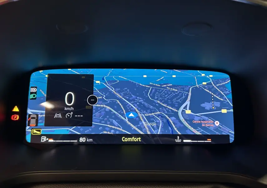Tableau de bord numérique du Renault Captur gris Rafale, affichant la navigation GPS en vue large.