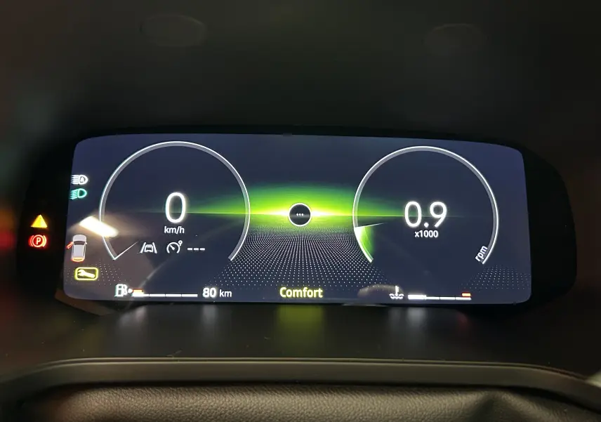 Tableau de bord numérique du Renault Captur II Ph.2 affichant la vitesse à 0 km/h et le régime moteur à 0,9 x1000 rpm.