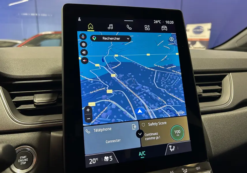 Écran tactile central avec navigation GPS affichée dans l’habitacle du Renault Captur gris Rafale, vue de face.