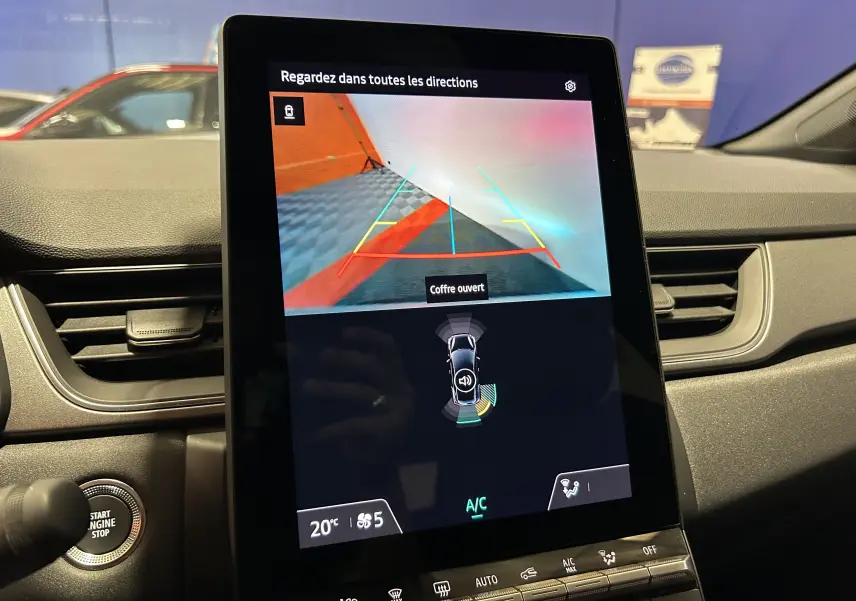 Écran central tactile du Renault Captur gris Rafale montrant la caméra de recul avec alerte coffre ouvert.