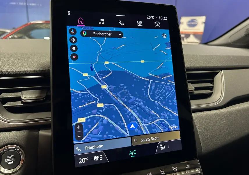 Écran tactile central du tableau de bord du Renault Captur gris Rafale, affichant la navigation GPS de nuit.