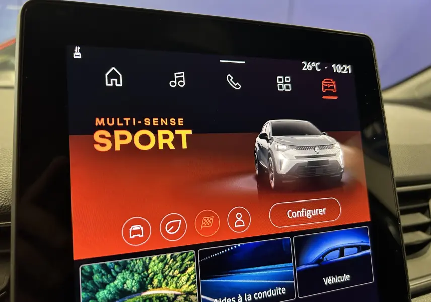 Écran tactile intérieur montrant le mode Multi-Sense Sport avec illustration d’un Renault Captur gris Rafale en vue avant.
