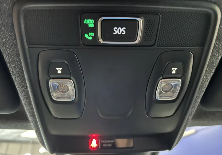 Vue en plongée sur le panneau de commande intérieur avec bouton SOS et éclairages de lecture du Renault Captur gris Rafale.