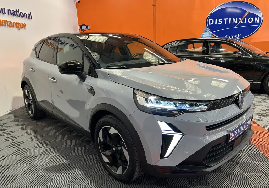 Renault Captur II Ph.2 TCE 90 gris Rafale, vue 3/4 avant droit, phares LED et jantes noires distinctives.