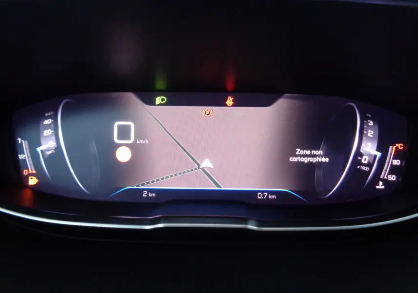 Tableau de bord numérique du Peugeot 5008 2023 affichant la vitesse à 0 km/h et une carte non cartographiée.