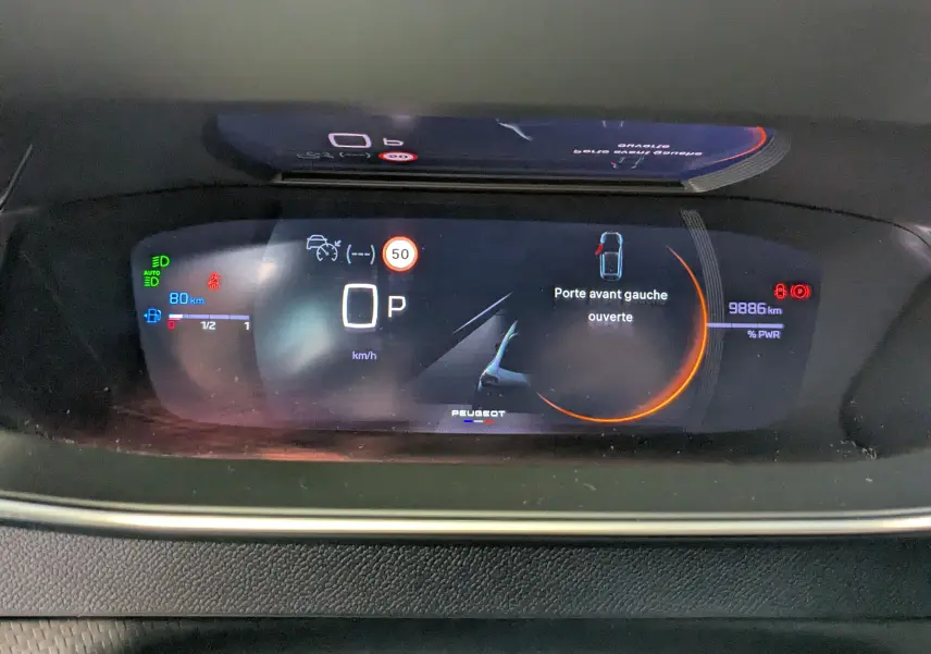 Tableau de bord numérique de la Peugeot 208 Hybrid 145CH GT affichant porte avant gauche ouverte et 9886 km.