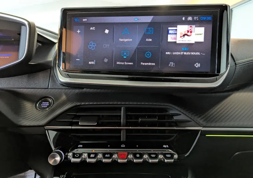 Tableau de bord de Peugeot 208 Hybrid 145ch GT 2024 en gris Artens, vue centrée sur l'écran tactile et commandes.
