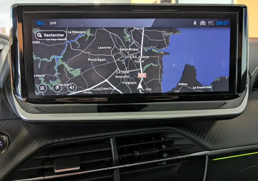 Écran tactile central affichant la navigation GPS dans l'habitacle d'une Peugeot 208 Hybrid 145ch gris Artens.