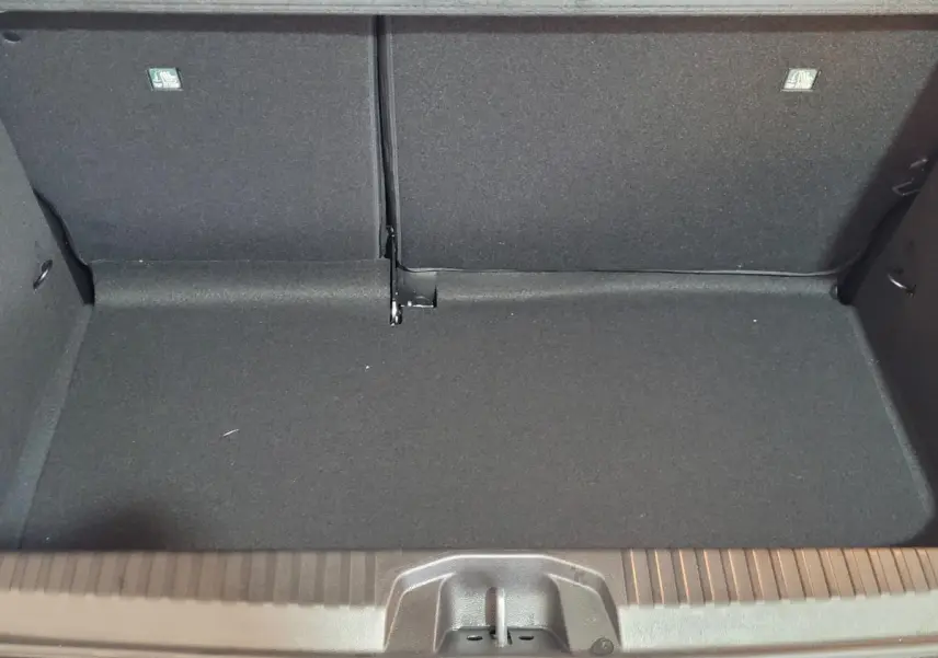 Coffre ouvert en vue plongeante de la Renault Clio Evolution Blue dCi 100 bleu, montrant l'espace de chargement vide.