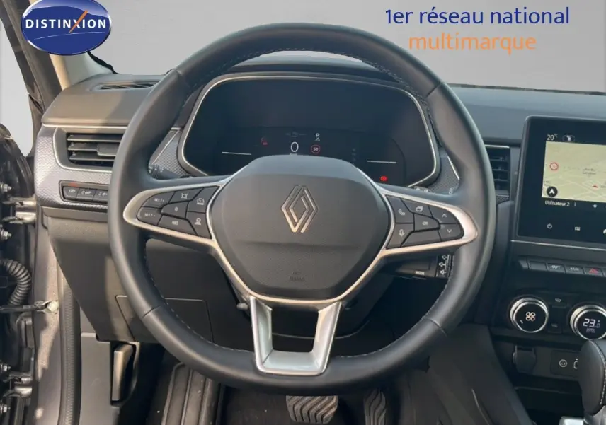 Vue intérieure centrée sur le volant du Renault Arkana 2025, avec tableau de bord numérique et écran tactile visible.