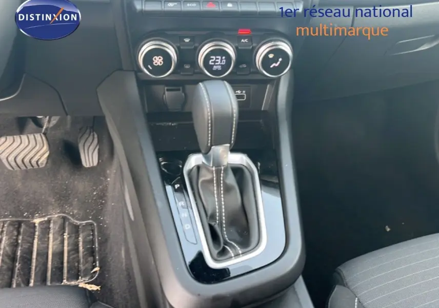 Vue rapprochée de la console centrale avec levier de vitesse automatique sur Renault Arkana gris satin métal, intérieur noir.