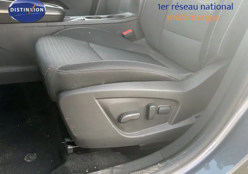 Vue rapprochée du siège conducteur gris tissu avec réglages électriques dans un Renault Arkana gris satin métal 2025.