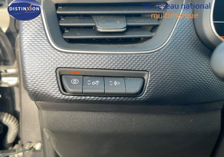 Gros plan sur les commandes d'éclairage et réglages du tableau de bord du Renault Arkana gris satin métal, côté conducteur.