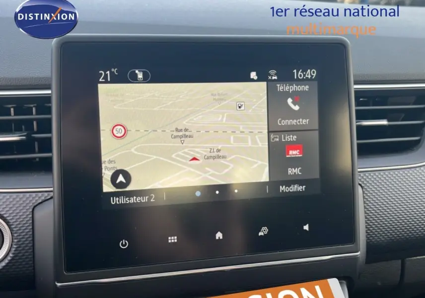 Écran tactile central du tableau de bord du Renault Arkana 2025 affichant la navigation et les options multimédia.