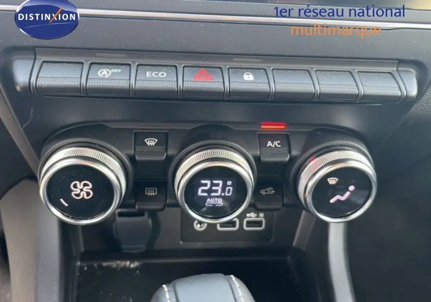 Vue rapprochée du tableau de bord de la Renault Arkana 2025, montrant les commandes de climatisation et boutons de fonction.