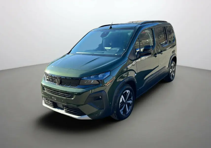 Peugeot Rifter Vert Sirkka en vue 3/4 avant droit, avec jantes alu 17 pouces et barres de toit noires.