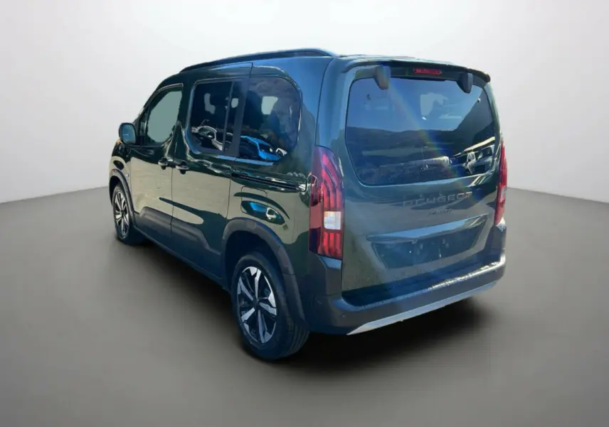 Vue 3/4 arrière droite du Peugeot Rifter 2025 vert Sirkka avec jantes alu et vitres surteintées.