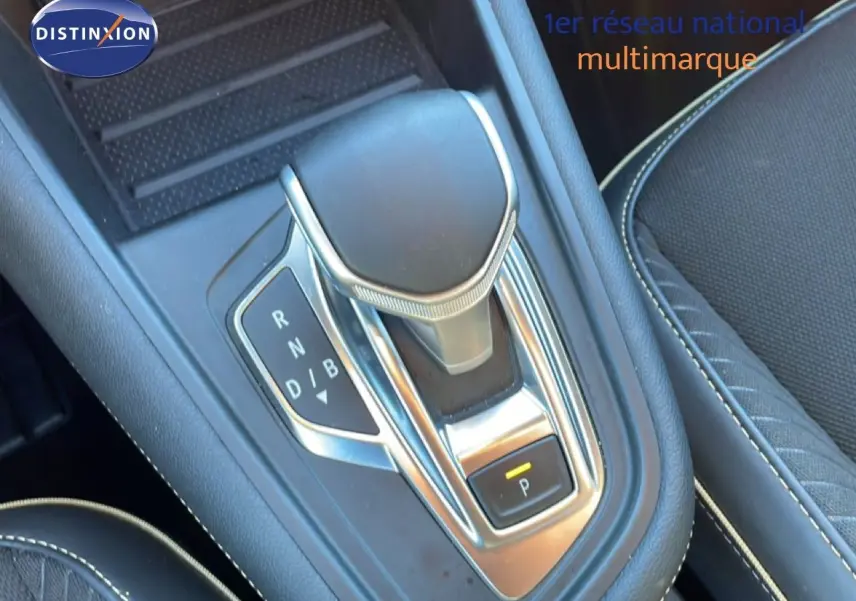 Vue rapprochée de la commande de boîte automatique dans l'habitacle noir du Renault Symbioz 2025.