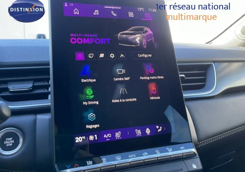 Écran tactile central en gros plan dans l’habitacle d’une Renault Symbioz bleu iron metal, affichant les options de conduite.