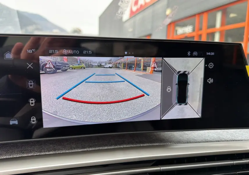 Affichage caméra de recul et vue 360° du Peugeot 3008 Hybrid gris titane avec toit noir, écran intérieur moderne.