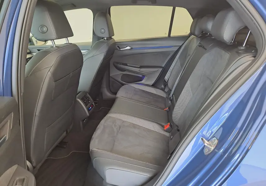 Vue intérieure arrière côté droit de la Volkswagen Golf 1.5 eTSI 150 DSG7 Edition 50 en Bleu Anémone avec sellerie mixte tissu et cuir.
