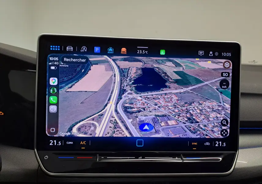Écran tactile central du tableau de bord de la Volkswagen Golf 2024 avec navigation GPS affichée.