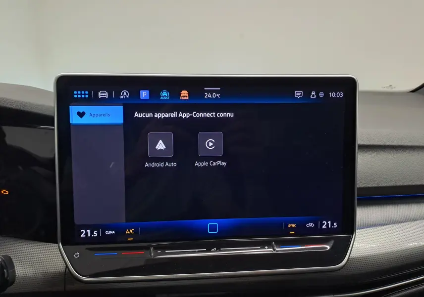 Écran tactile central de la Volkswagen Golf 2024 affichant les options Android Auto et Apple CarPlay, avec commandes climatisation.